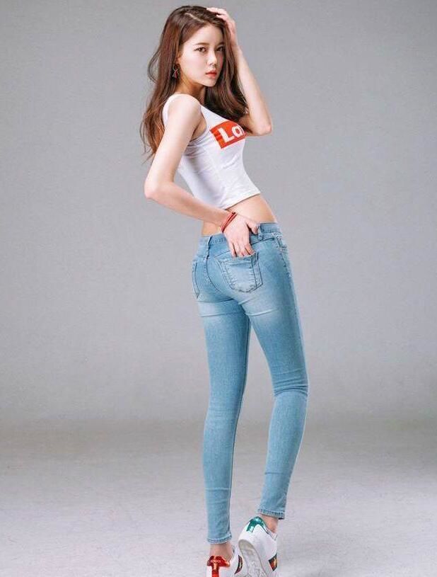 苗条好看的牛仔裤美女，穿出曼妙身材曲线，特别有女性韵味！