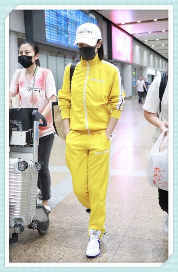 宋茜厉害！穿抹胸裙还敢在中间开个叉，网友：身材没点料真挂不住