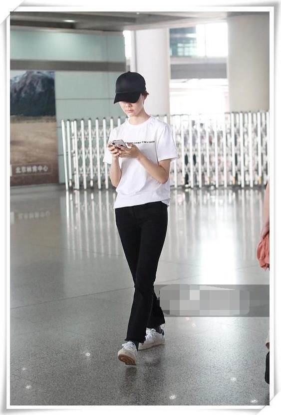 36岁车晓素颜现机场，孤身一人无人识，网友：昔日阔太变路人！