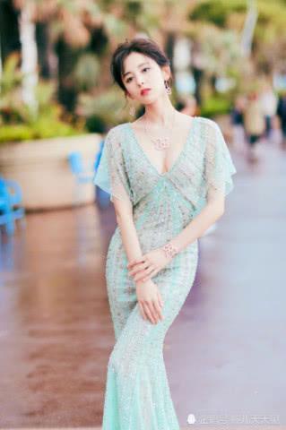 26岁娜扎真会穿，印花裙外面又套了一件小黑裙，时髦到飞起！