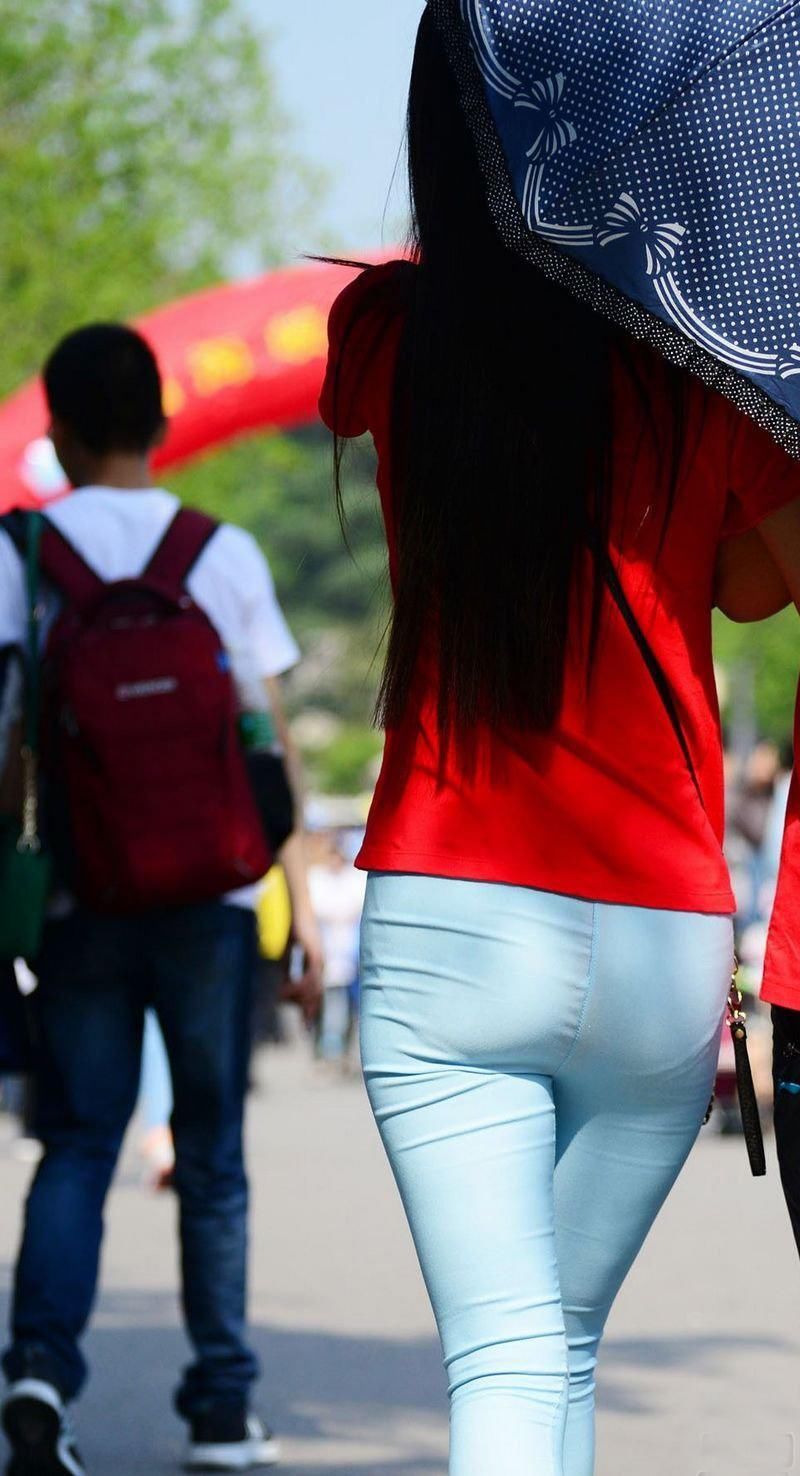公园一角街拍:浅蓝色紧身裤苗条妹子，走路生风，气势十足!