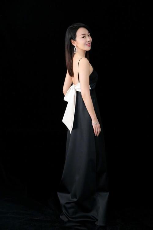 47岁闫妮，穿件别人不穿的吊带长裙，气质满分，撞衫刘涛也没输