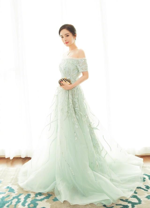 少女幂出席活动,下半身惊艳众人,网友惊呼:刘恺威真幸福