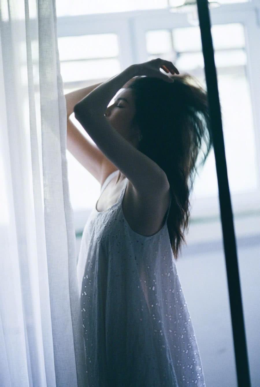 不愧是维密超模，何穗吊带睡裙也敢出镜，裙子上还全是“洞”