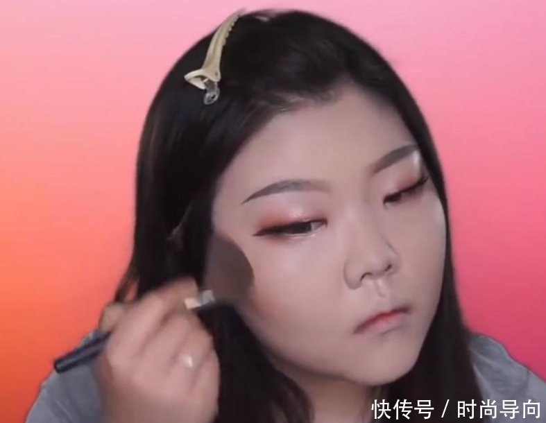 被嘲“大饼脸”的女孩化妆后比迪丽热巴都美