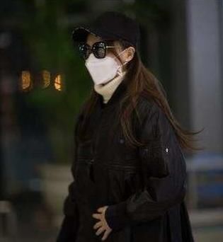 唐嫣机场走孕妇通道疑似怀孕,而经纪人的回应原因,被指有瑕疵!