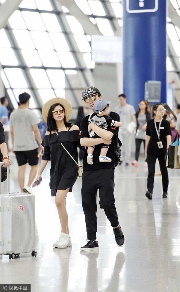 陈妍希陈晓高调现身机场，分手谣言不攻自破？网友：嫁对了爱情