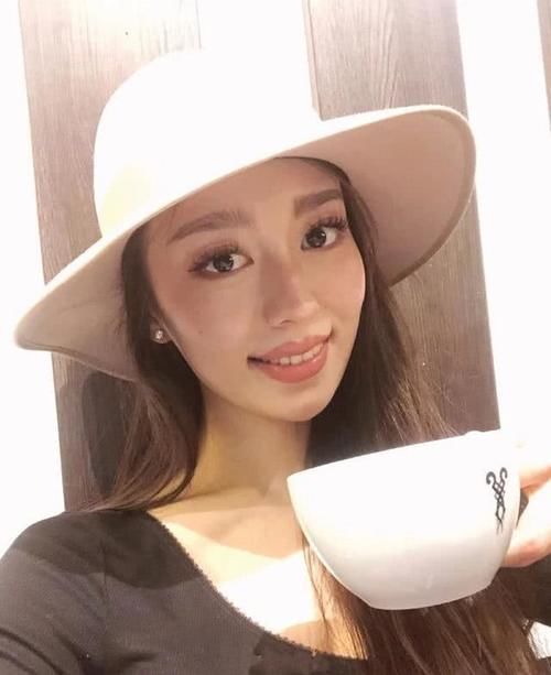  [样子]吉娜跑偏变网红！明明是小清新非要化浓妆，大厚嘴唇实在欣赏不了