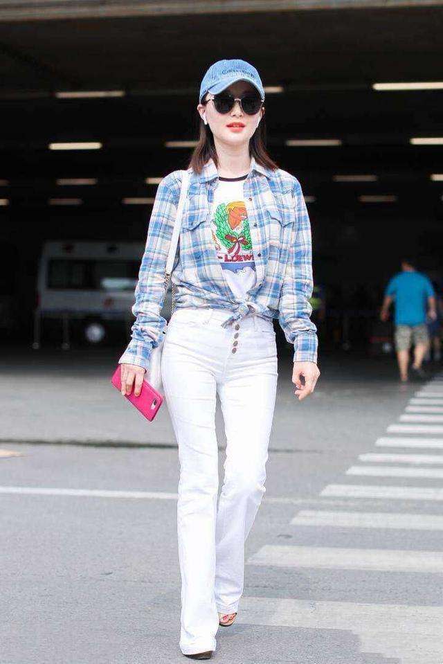 舒畅真疯狂! 穿的紧身的裤子下面都勒变形了 网友: 看着都觉得疼!