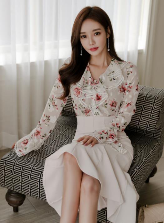 碎花■街拍:优雅端庄的美女,一件碎花衬衫配白色半身裙,气质迷人