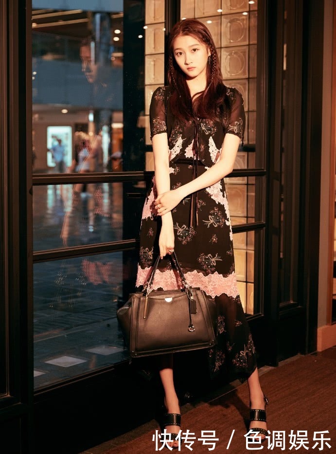 关晓彤真会穿，穿黑色抹胸裙尽显高挑身材，网友：高跟不能穿太高