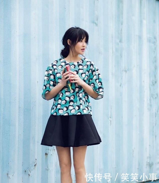 「 美女」穿上个性短裙，带来精致美感！，美女街拍：时尚有气质的小姐姐