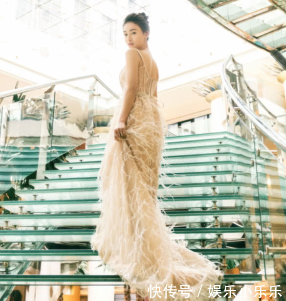 于正力捧的吴谨言亮相，身材干瘪撑不起吊带裙，太尴尬了！