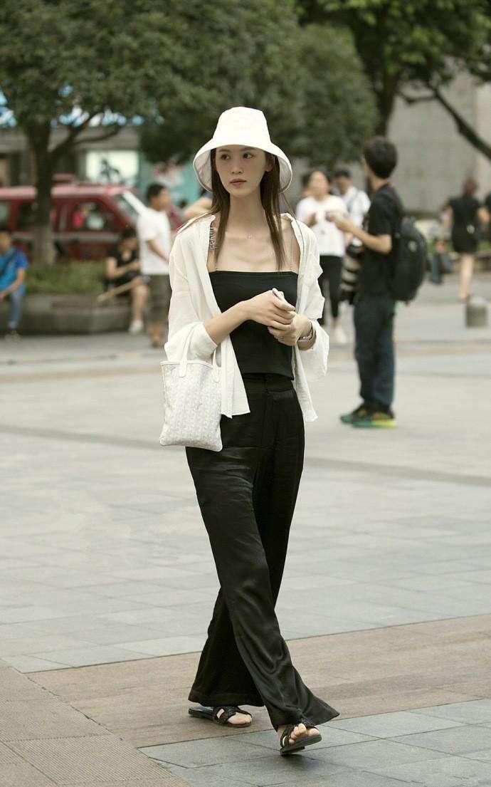 路人街拍，小姐姐身材高挑气质唯美，有种邻家大姐姐的亲切感