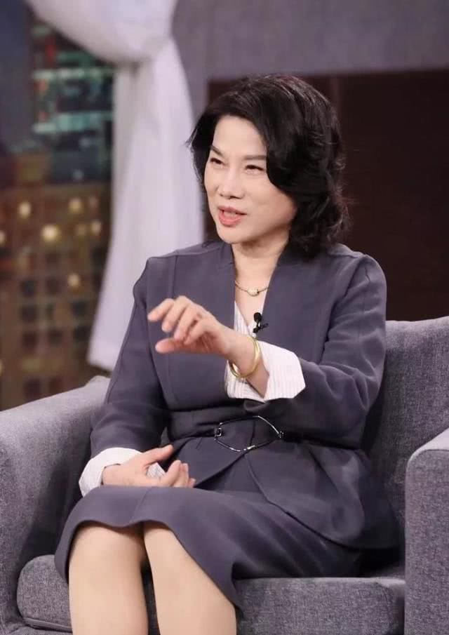  「风范」董明珠太会穿，一袭V领连衣裙优雅大方，真有女企业家的风范