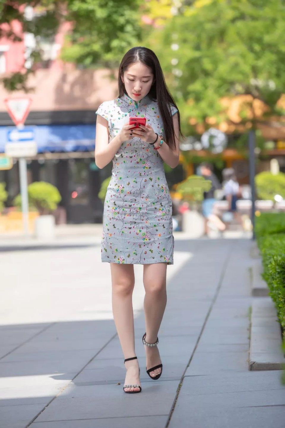 街拍：紧身旗袍，长发美