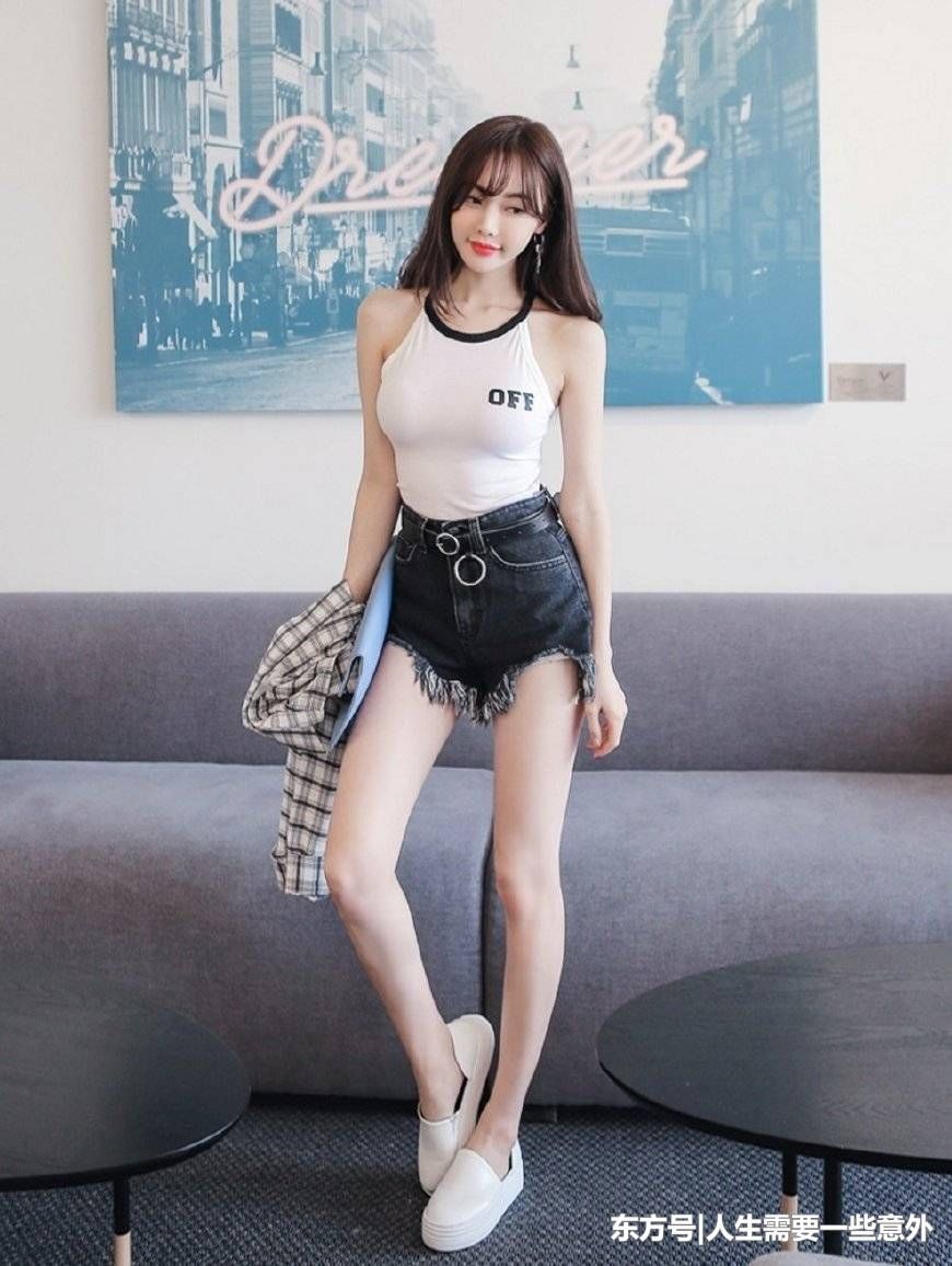 娇俏明媚的气质美女，精致穿搭显动感柔媚，好身材让女人都羡慕!