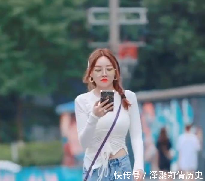  #美女#美女这么紧的牛仔裤，你不会出汗吗