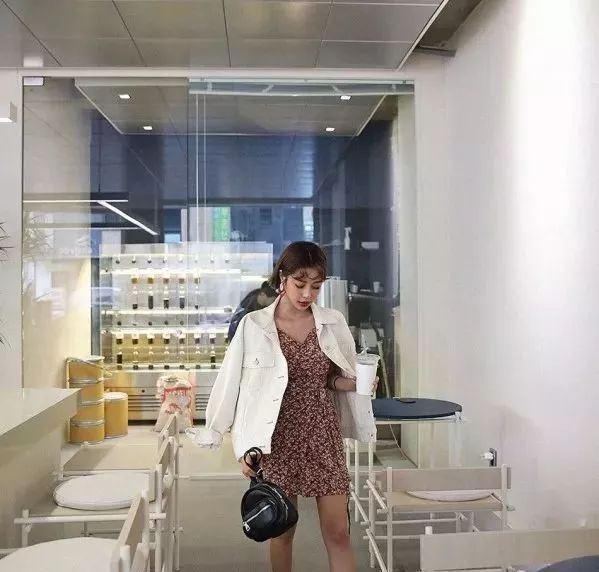  搭配碎花裙：春日清风徐来,碎花裙扬起裙摆美得刚刚好~