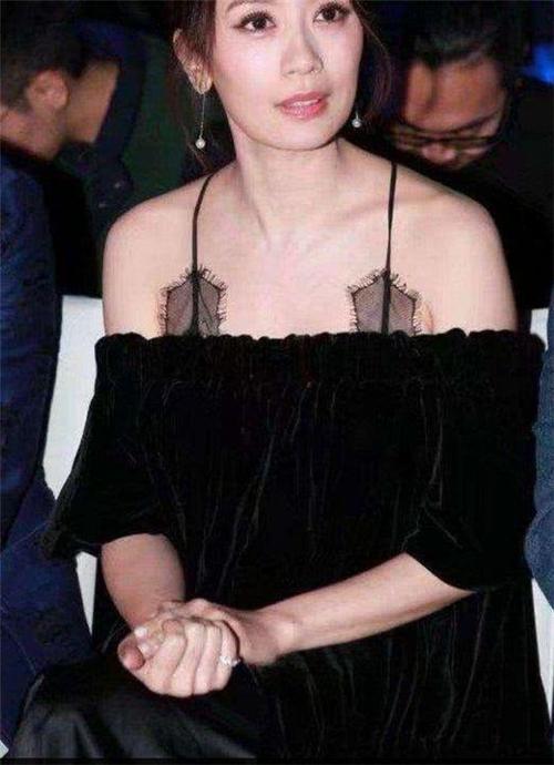 贾静雯穿吊带裙出镜，女神依然是女神，43岁了还是那么美！