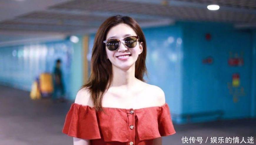 江疏影歪头甜笑太宠粉了，把平价红色长裙穿出高级感，真让人服气