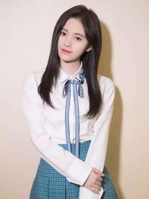 「搭配」鞠婧祎瘦的“营养不良”?骨瘦并不柴,穿抹胸亮相,身材依旧惹眼