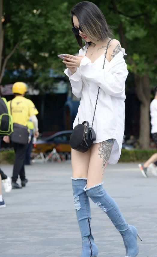 不料|小姐姐太有才了,把“牛仔裤”当成鞋子穿,不料带火新潮流!
