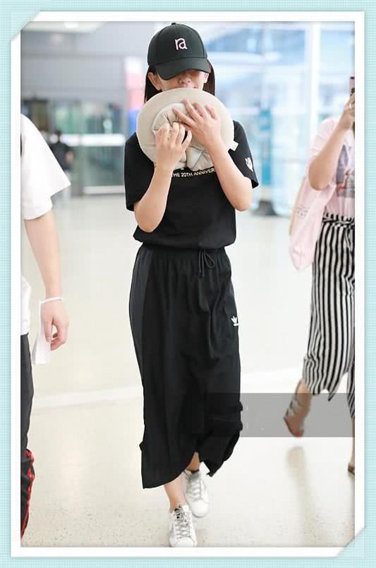 谢娜瘦了不止20斤！尖下巴小蛮腰统统再现，网友：简直换了一个人