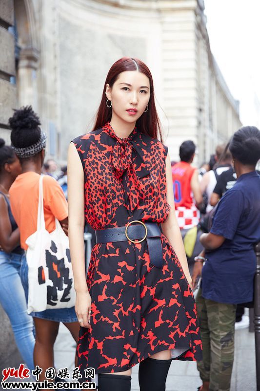 李晖出席纪梵希高定 巴黎街头展现东方美