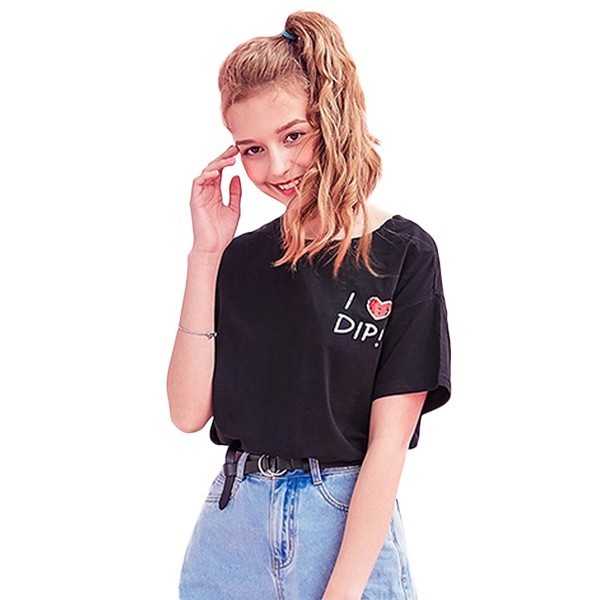 路人街拍，小姐姐看上去非常的青春动人，身穿连衣裙特别显身材