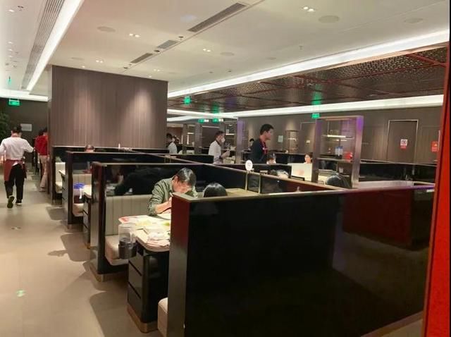  「上海美罗城」海底捞等位2小时、喜茶排队70分钟：报复性消费真的来了？