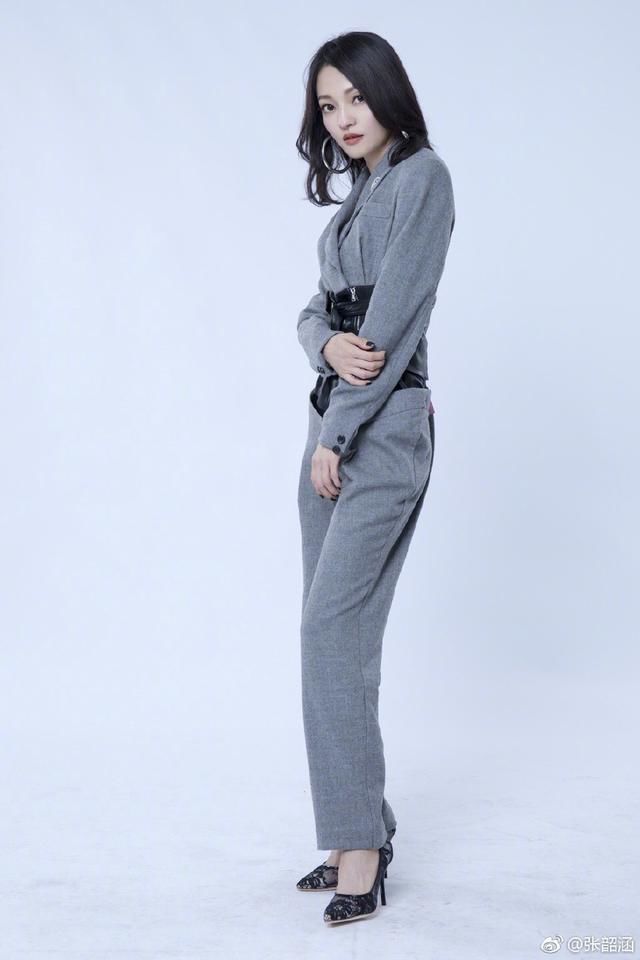 张韶涵身穿一袭灰色收身连衣裙，优雅又迷人，网友:造型美翻了!