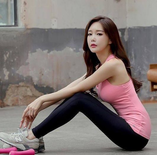 气质完美的时尚紧身打底裤小姐姐身材优美，尽显几分的清纯气息!