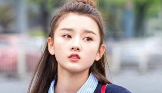  观众朋友：自小在国外长大了, 都是一个小童星, 现如今发展趋势成一线女明星