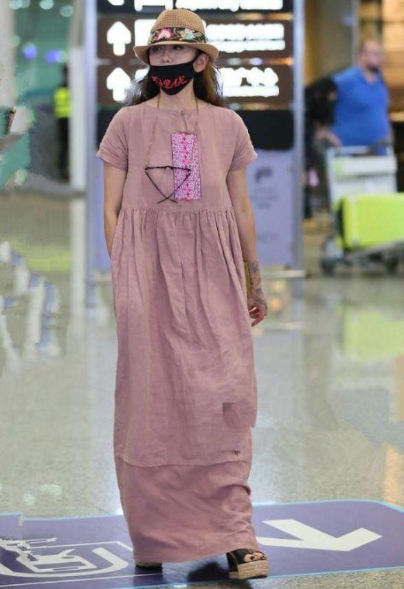 杨丽萍真能穿！穿这么皱的长裙却依然漂亮，网友：仙风道骨的气质