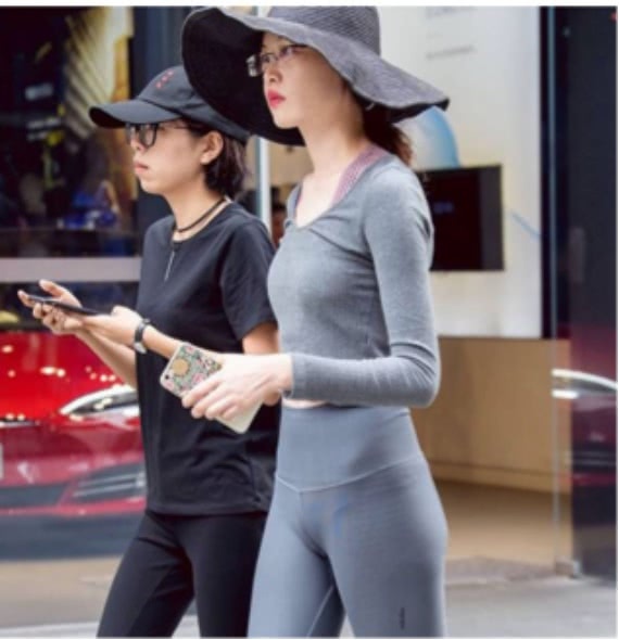 紧身打底裤，拥有它将拥有吸引异性的自信，秀出曼妙曲线！