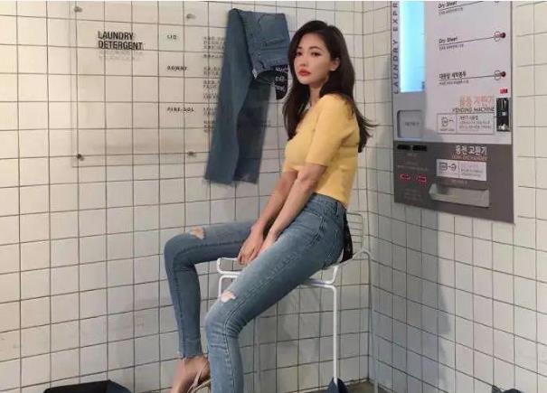 魅力十足的牛仔裤美女，身材特别棒，很喜欢