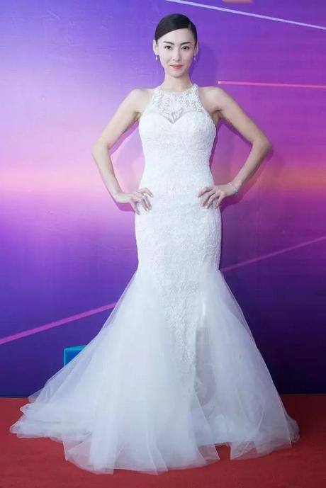 李湘与张柏芝，同穿红色印花连衣裙，差别有点大？