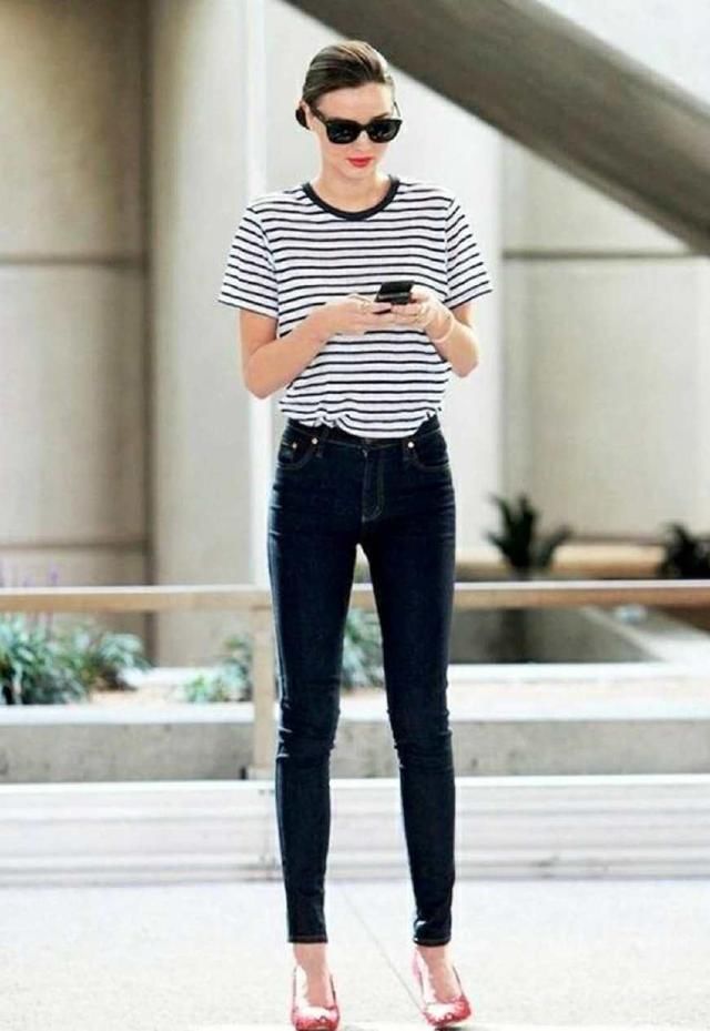 米兰达可儿休闲长裤加裹裙搭配,亮相街头,好身材一览无余