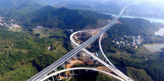 湖北在建的一条高速公路，长约55.63公里，投资约63.6亿元