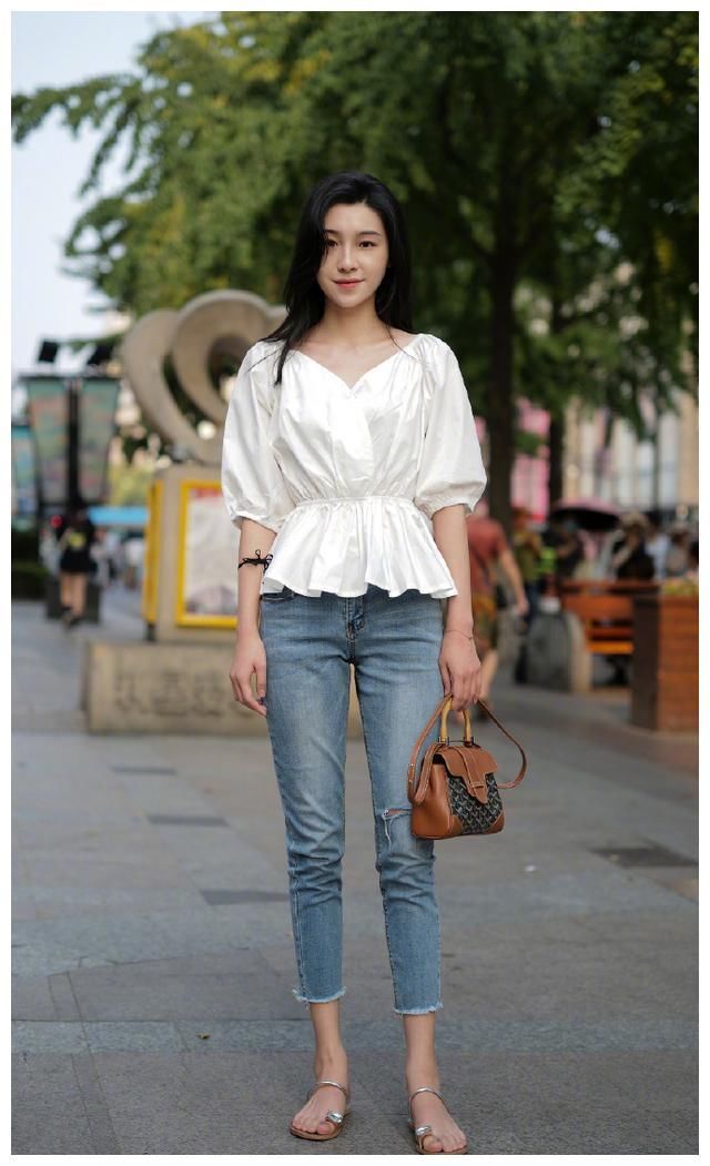街拍：轻熟风少女穿搭，有一种独特的自信和魅力