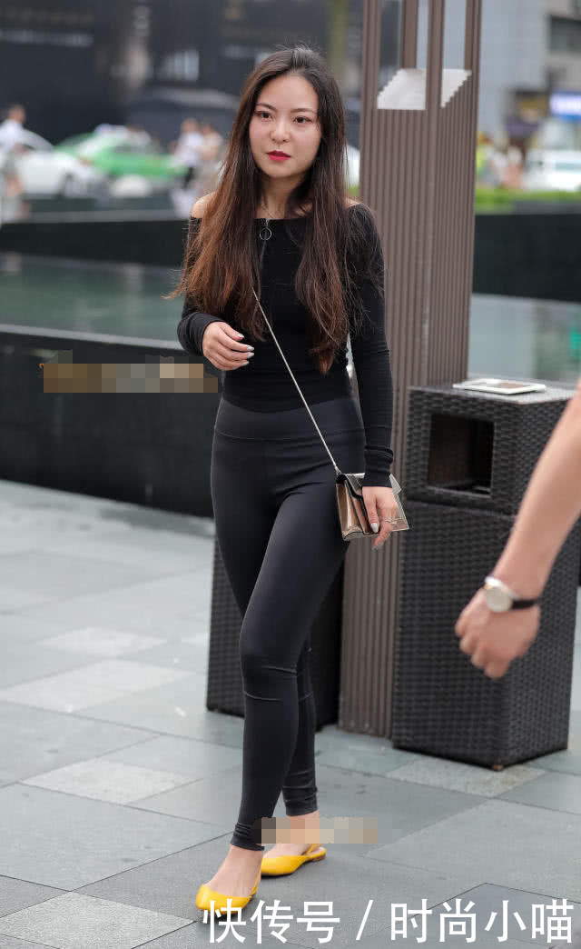 小姐姐高腰紧身裤秀大长腿，当街凹各种造型，吸睛无数