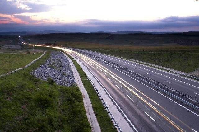 中国有十三万公里的高速公路，那么收费站每天可以收多少钱呢