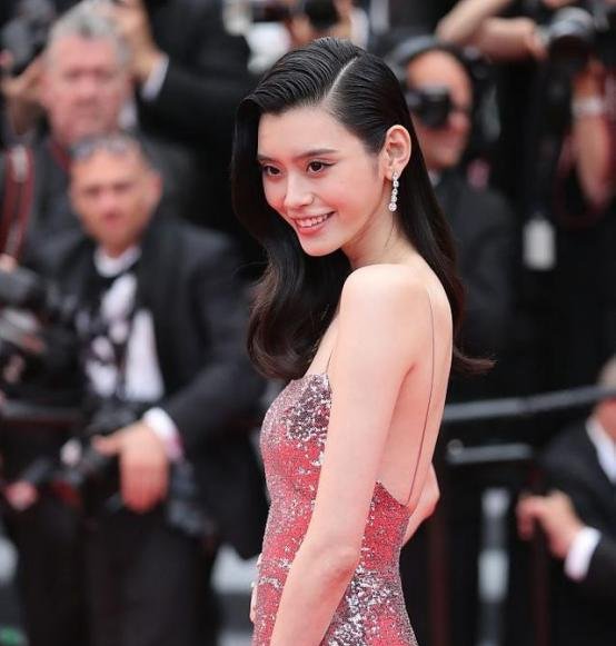 168cm迪丽热巴撞上178cm奚梦瑶，网友长相比身材更重要