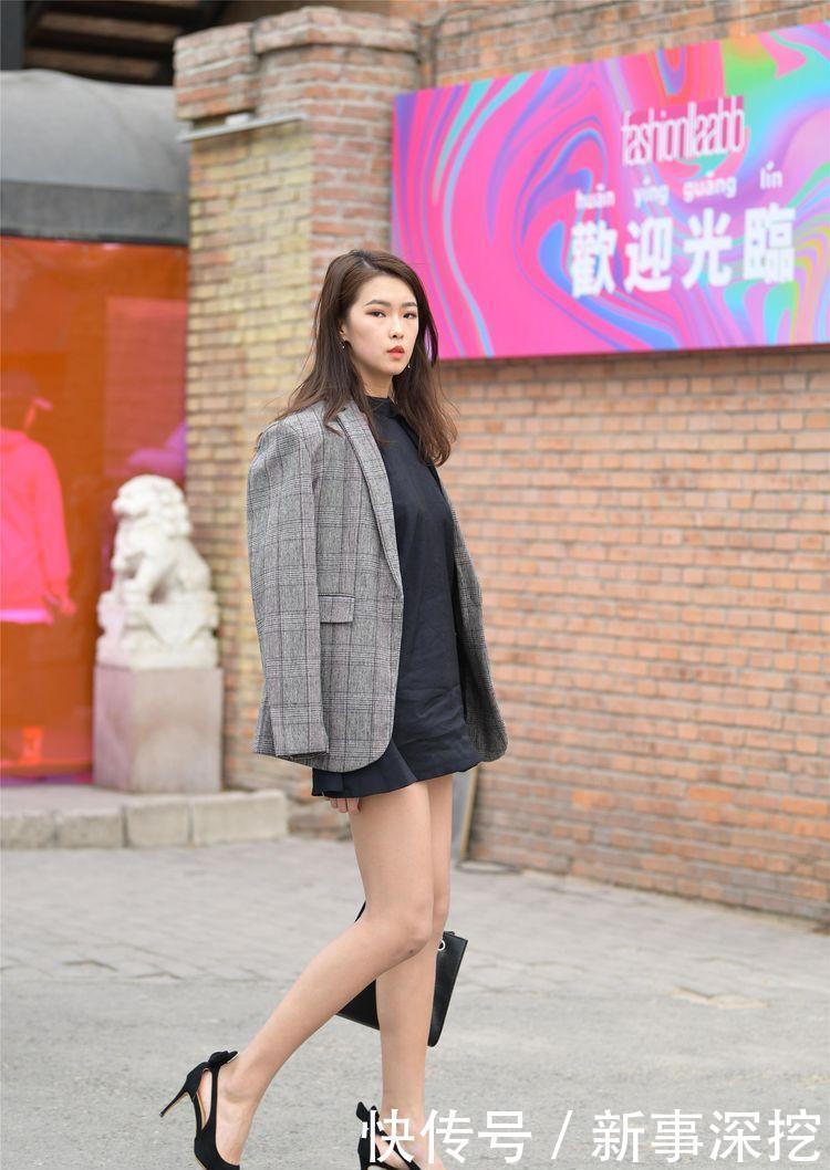  『气质』美女短款的黑色皮夹克，搭配修身的高腰牛仔裤，凸显气质！