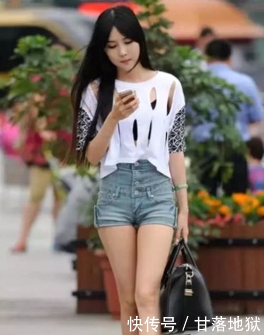 「 美女」搭配的好一样美，身材曼妙魅力十足，街拍：简单穿搭的时髦美女