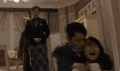 『突突突突突突突突突』杨紫机场秀走红!从“长残童星”到实力小花,硬核操作不止一次!