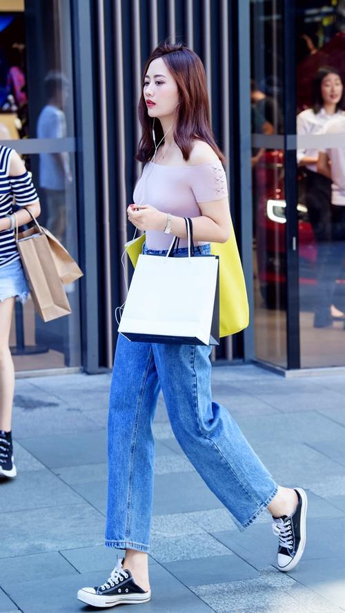 街上偶遇性感小少妇，面容端庄，身材高挑，看着令人赏心悦目