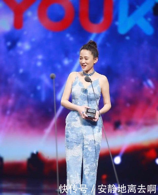 拼了！陈乔恩吊带连体裤都撑变形了，网友：眼前一亮