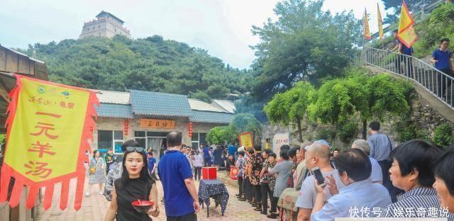 山东一5A景区怪景象,羊汤售价一元,游客坐在山洞里喝汤